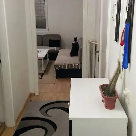 Apartman Tenis 图兹拉