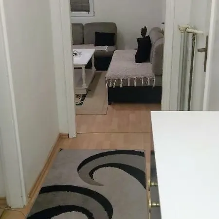 公寓 Apartman Tenis 图兹拉