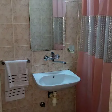 Apartman Tenis 图兹拉
